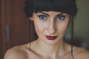 髪の年齢を若見えさせる前髪の作り方は？