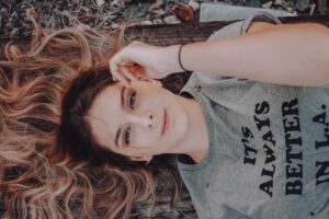 髪の年齢を若返らせる同時ケアに最適な週一パックは？