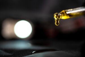 髪の年齢を同時にケアする夜用オイルの効果とは？
