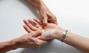 髪の老化を防ぐための年齢別マッサージ方法は？