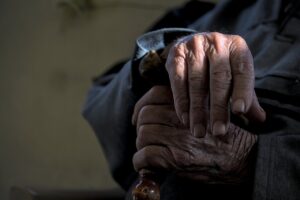 髪の老化を防止するための年齢に応じた生活習慣とは？