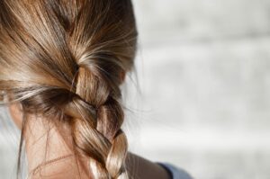 髪年齢を若返るために効果的な髪質改善シャンプーは？