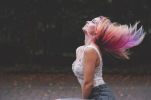 髪年齢を若返るための低温アイロンケアの効果とは？