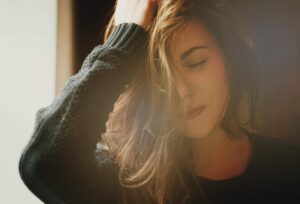 髪年齢を若返るための朝のヘアケア習慣とは？
