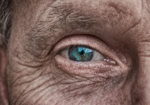 髪年齢を若く見えるために効果的なシャンプーは？